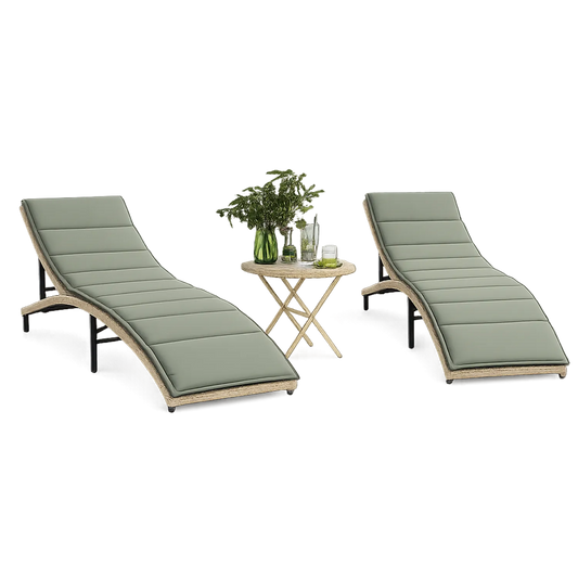 Zestaw 2 leżaków ogrodowych z bocznym stolikiem 190 cm x 70 cm x 85 cm technorattan PE zielone poduszki beżowo-naturalne