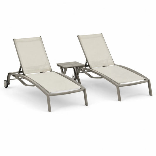 Zestaw 2 leżaków ogrodowych aluminium tkanina tekstylna PVC beżowy taupe 195 cm x 65 cm x 96 cm z stolikiem 45 cm x 45 cm x 45 cm